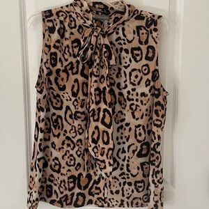 Vince Camuto leopard print sleeveless blouse size medium EUC!!